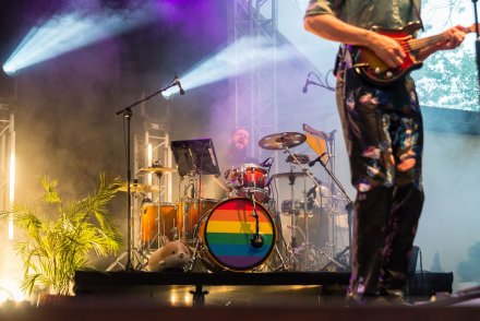 Perkusista zespołu Kwiat Jabłoni Jacek Sienkiewicz